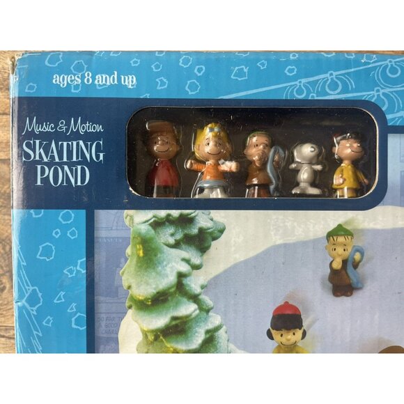 A Charlie Brown Peanuts Christmas Skating Pond Music & Motion 2007 Snoopy Used - Picture 13 of 16